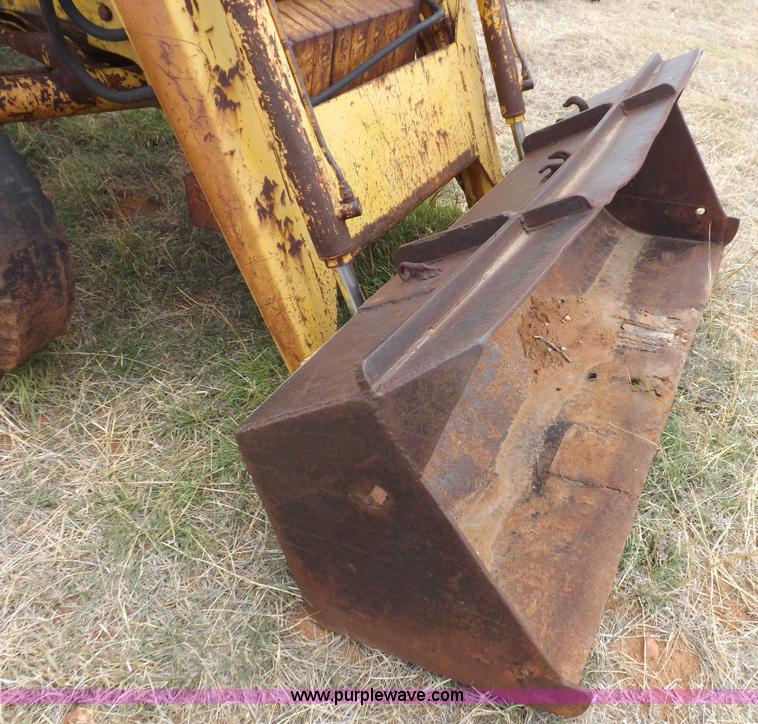 image for item H1878 International 2504 backhoe