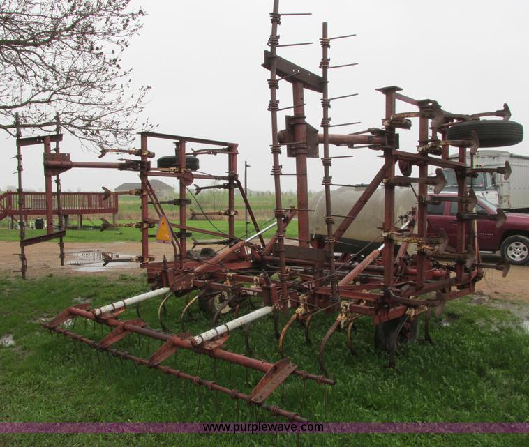 image for item I2622 International 45 Vibrashank field cultivator