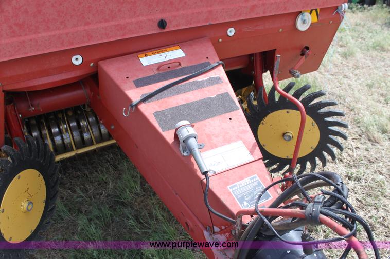 image for item I7419 1997 New Holland 664 round baler