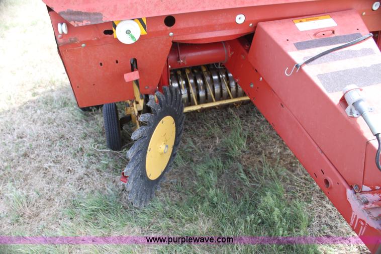 image for item I7419 1997 New Holland 664 round baler