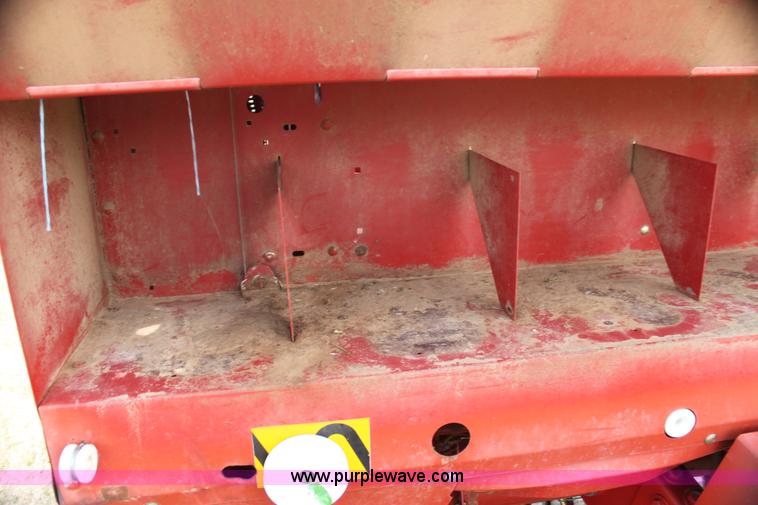 image for item I7419 1997 New Holland 664 round baler