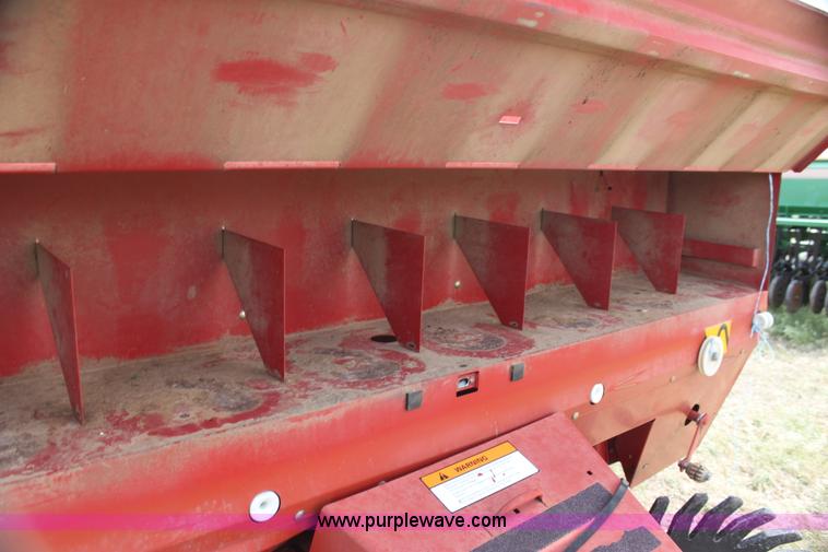 image for item I7419 1997 New Holland 664 round baler