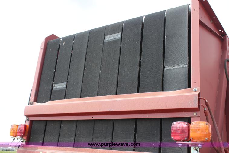 image for item I7419 1997 New Holland 664 round baler