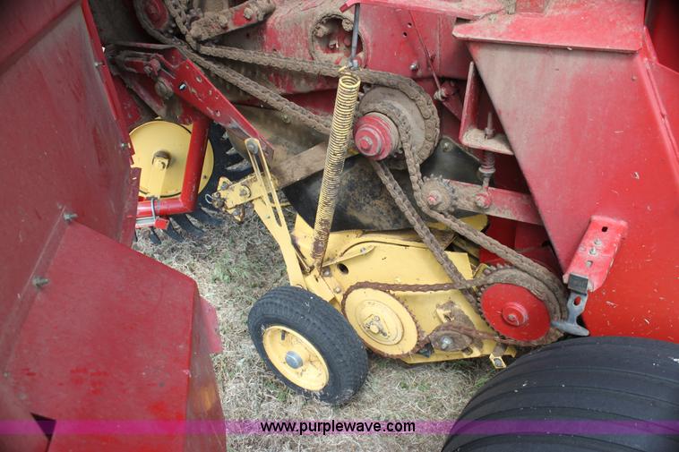 image for item I7419 1997 New Holland 664 round baler