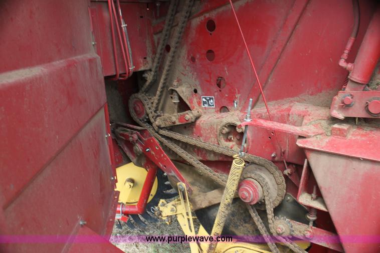 image for item I7419 1997 New Holland 664 round baler