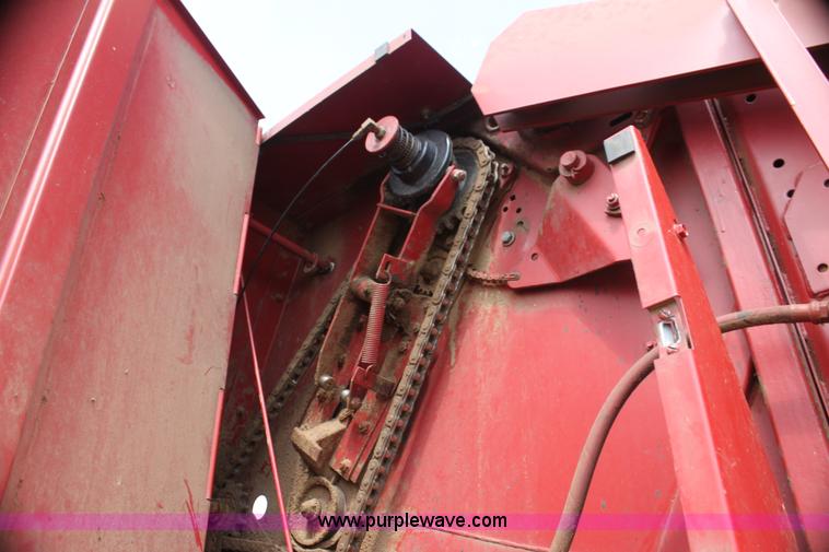 image for item I7419 1997 New Holland 664 round baler