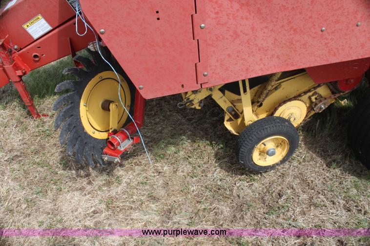 image for item I7419 1997 New Holland 664 round baler