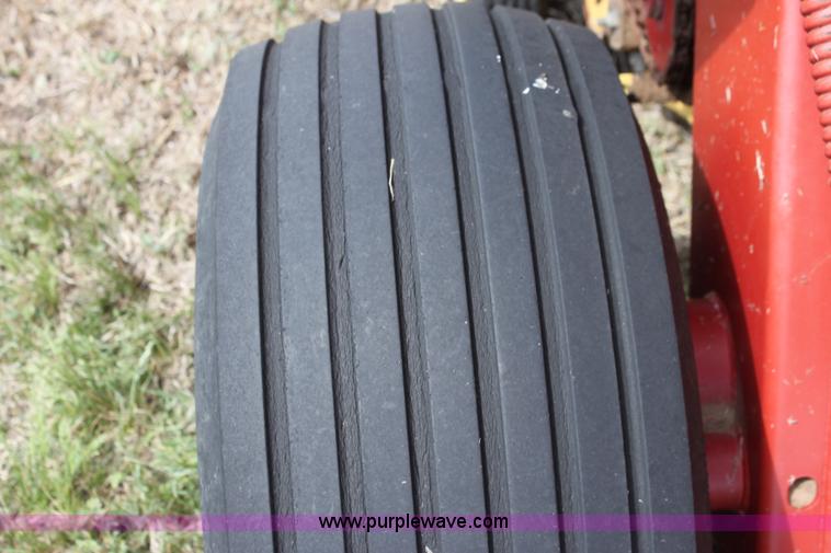 image for item I7419 1997 New Holland 664 round baler