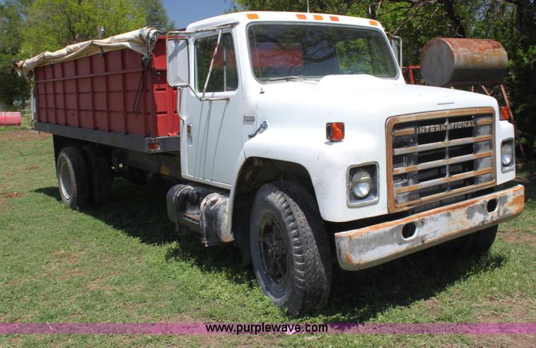 image for item I7430 1981 International S1700 grain truck