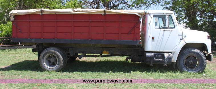 image for item I7430 1981 International S1700 grain truck
