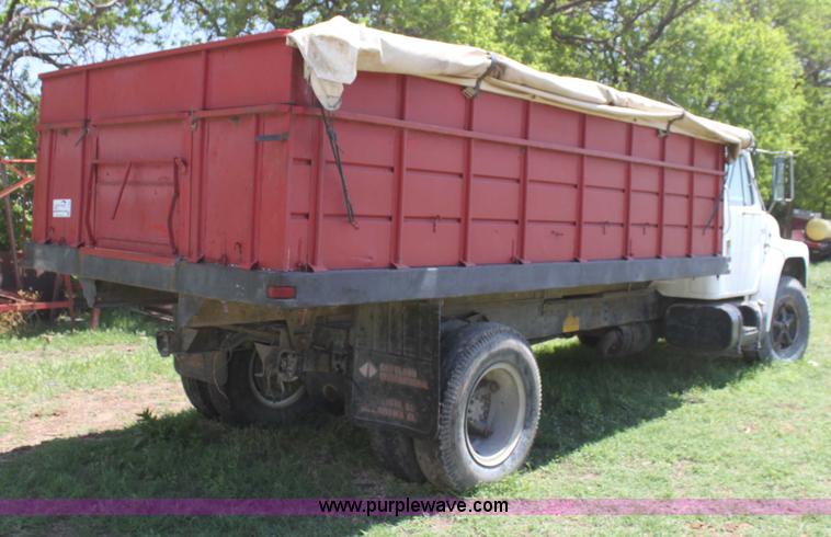 image for item I7430 1981 International S1700 grain truck