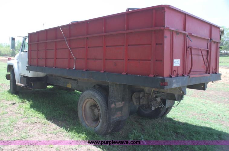 image for item I7430 1981 International S1700 grain truck