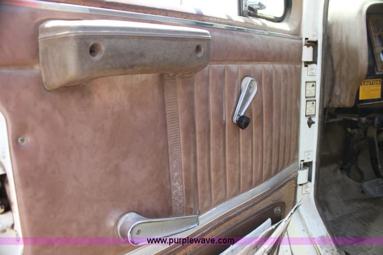 image for item I7430 1981 International S1700 grain truck