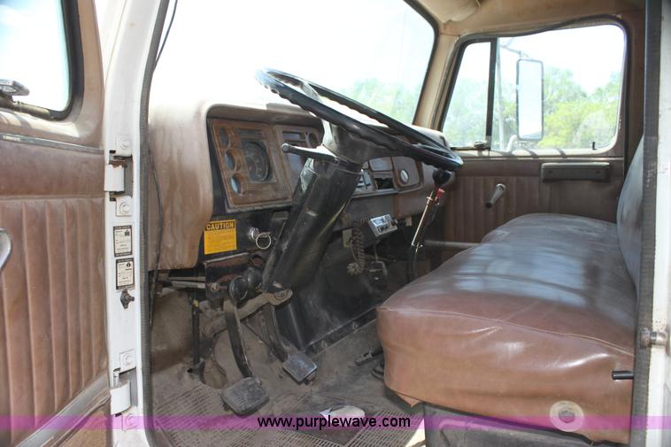 image for item I7430 1981 International S1700 grain truck