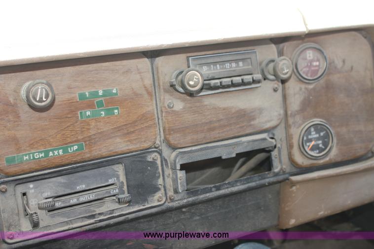 image for item I7430 1981 International S1700 grain truck