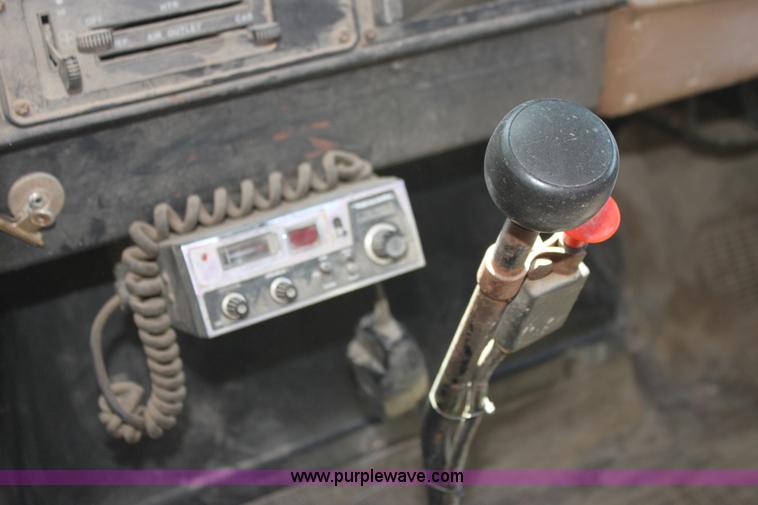 image for item I7430 1981 International S1700 grain truck