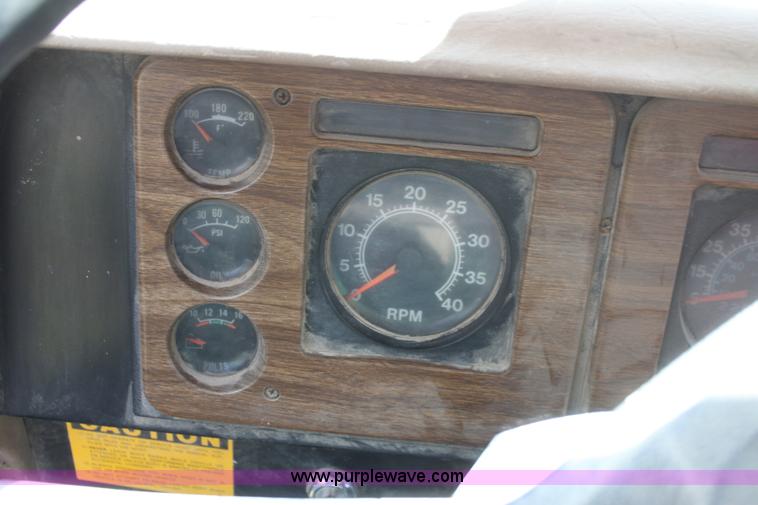 image for item I7430 1981 International S1700 grain truck