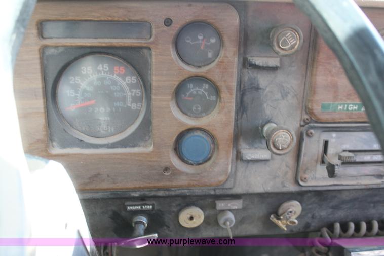 image for item I7430 1981 International S1700 grain truck