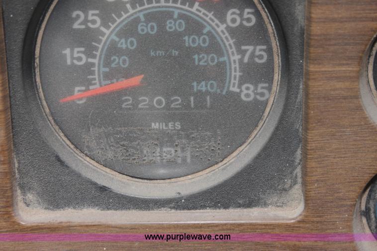 image for item I7430 1981 International S1700 grain truck