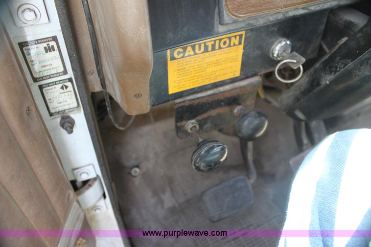 image for item I7430 1981 International S1700 grain truck