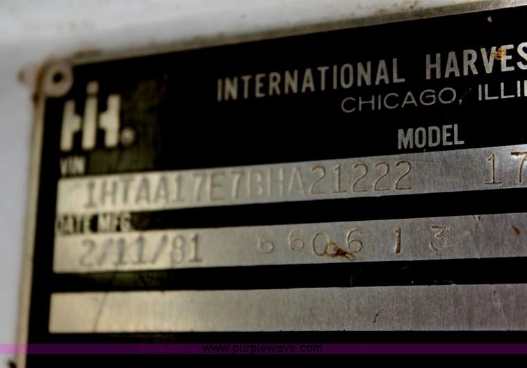 image for item I7430 1981 International S1700 grain truck