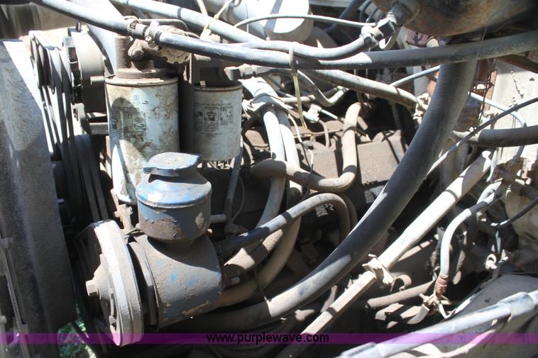 image for item I7430 1981 International S1700 grain truck