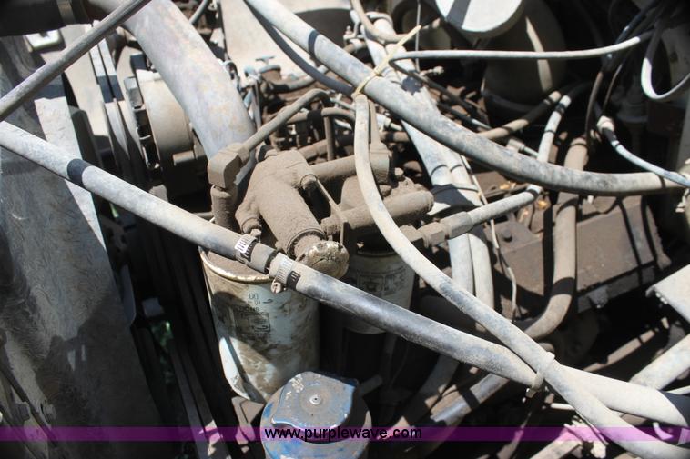 image for item I7430 1981 International S1700 grain truck