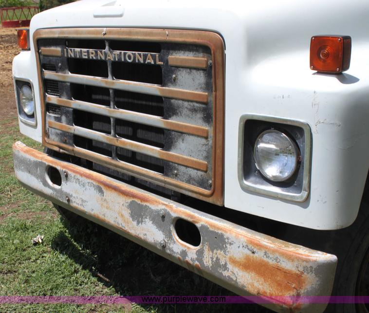 image for item I7430 1981 International S1700 grain truck