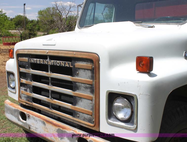 image for item I7430 1981 International S1700 grain truck