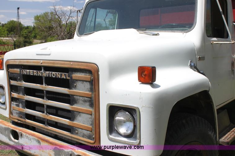 image for item I7430 1981 International S1700 grain truck