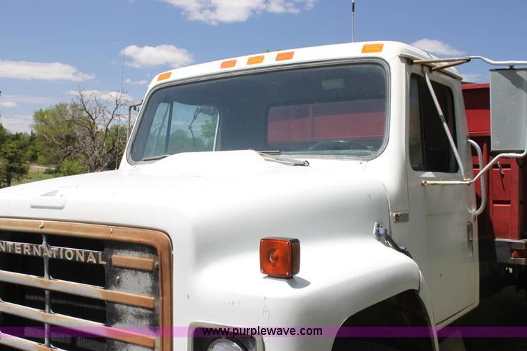 image for item I7430 1981 International S1700 grain truck