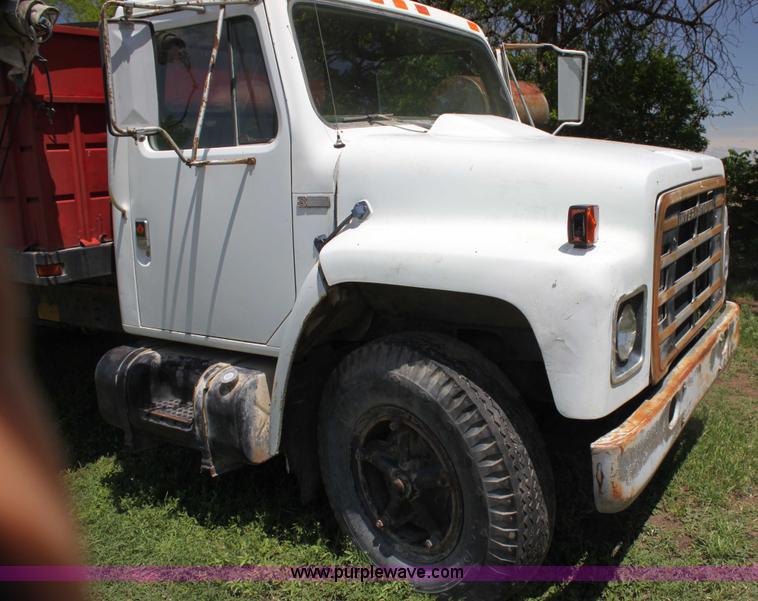 image for item I7430 1981 International S1700 grain truck
