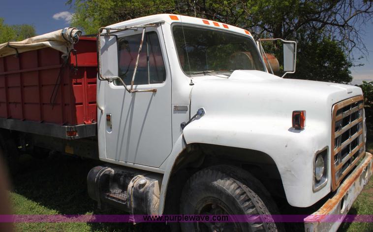 image for item I7430 1981 International S1700 grain truck