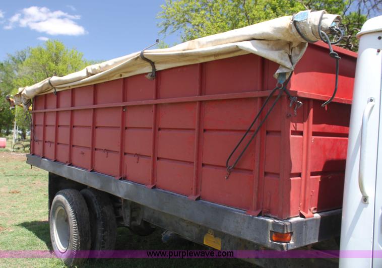 image for item I7430 1981 International S1700 grain truck