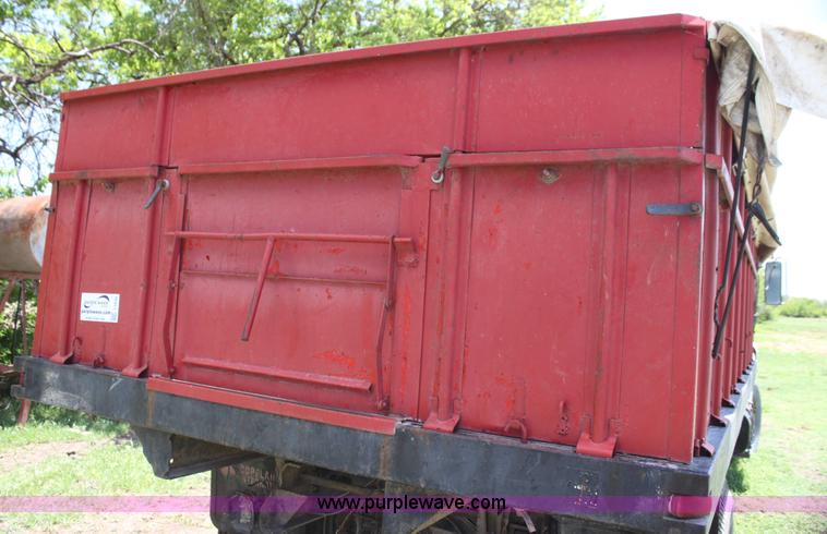 image for item I7430 1981 International S1700 grain truck