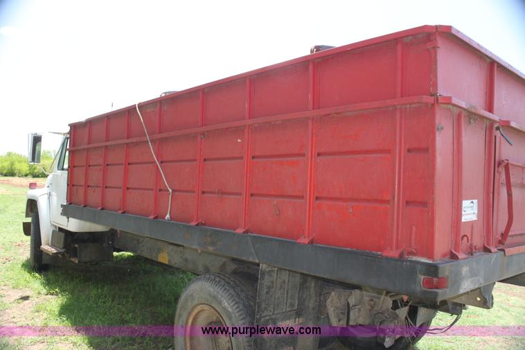 image for item I7430 1981 International S1700 grain truck