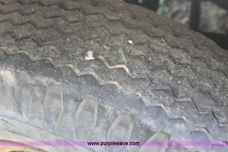 image for item I7430 1981 International S1700 grain truck