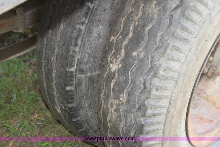 image for item I7430 1981 International S1700 grain truck