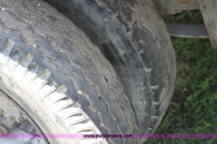 image for item I7430 1981 International S1700 grain truck