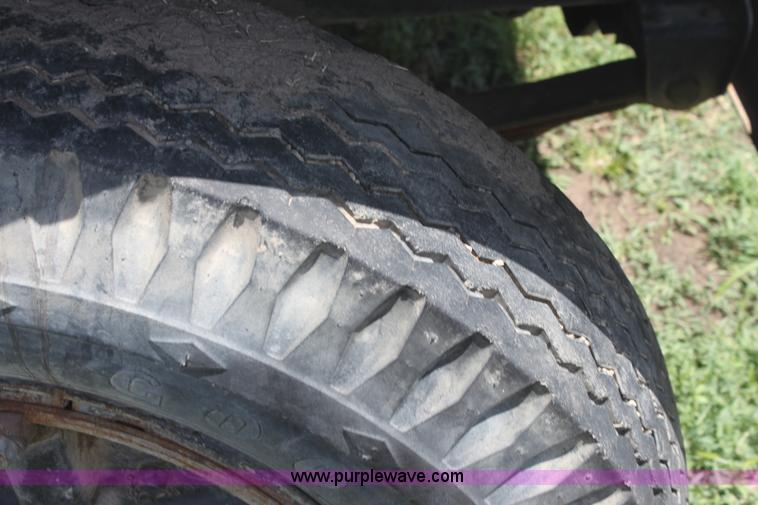 image for item I7430 1981 International S1700 grain truck