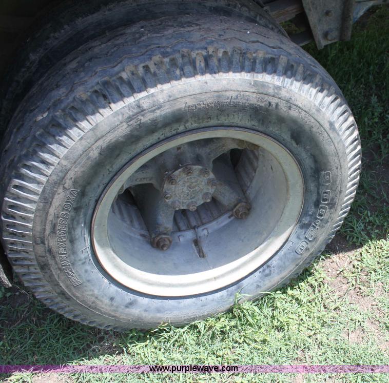 image for item I7430 1981 International S1700 grain truck