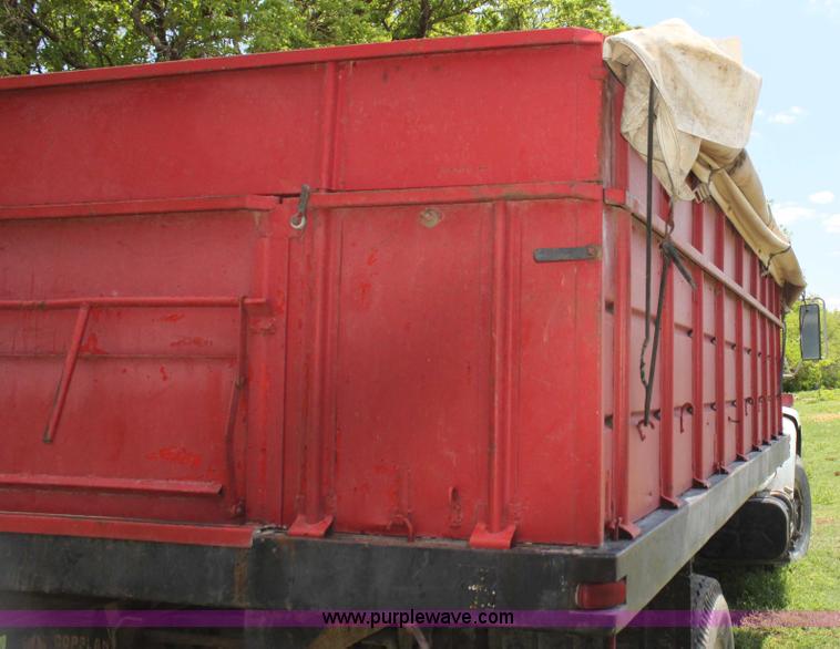 image for item I7430 1981 International S1700 grain truck