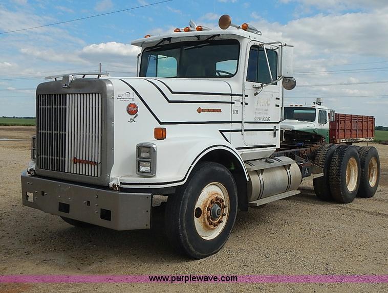 image for item J3228 1990 International 9300 semi truck