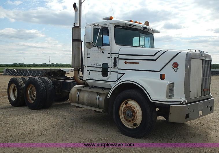 image for item J3228 1990 International 9300 semi truck