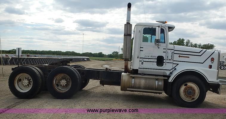 image for item J3228 1990 International 9300 semi truck