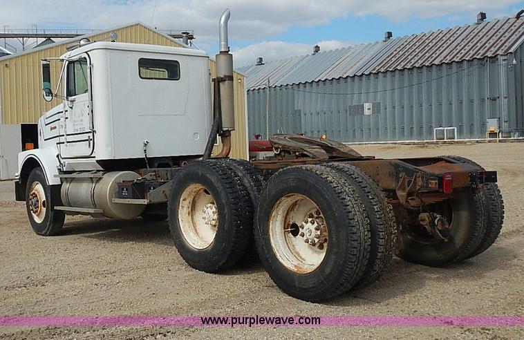 image for item J3228 1990 International 9300 semi truck