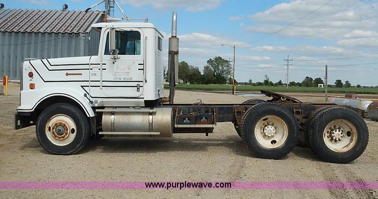 image for item J3228 1990 International 9300 semi truck