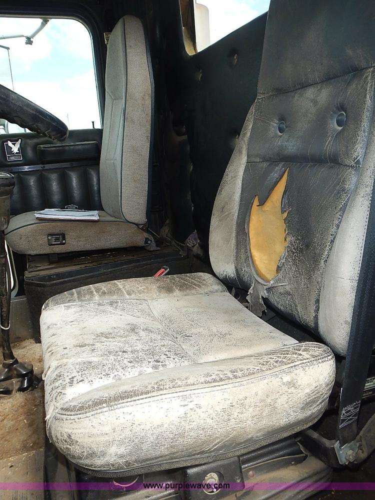 image for item J3228 1990 International 9300 semi truck