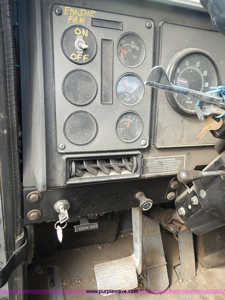 image for item J3228 1990 International 9300 semi truck