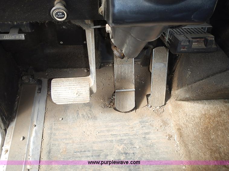 image for item J3228 1990 International 9300 semi truck